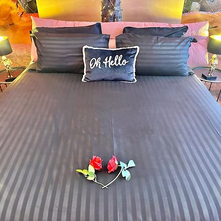 Beyond - Romantic Basement Apartment - Close To Beach - With Parking 본머스 외부 사진