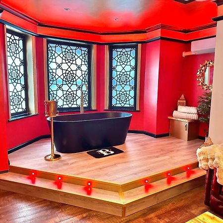 Beyond - Romantic Basement Apartment - Close To Beach - With Parking 본머스 외부 사진