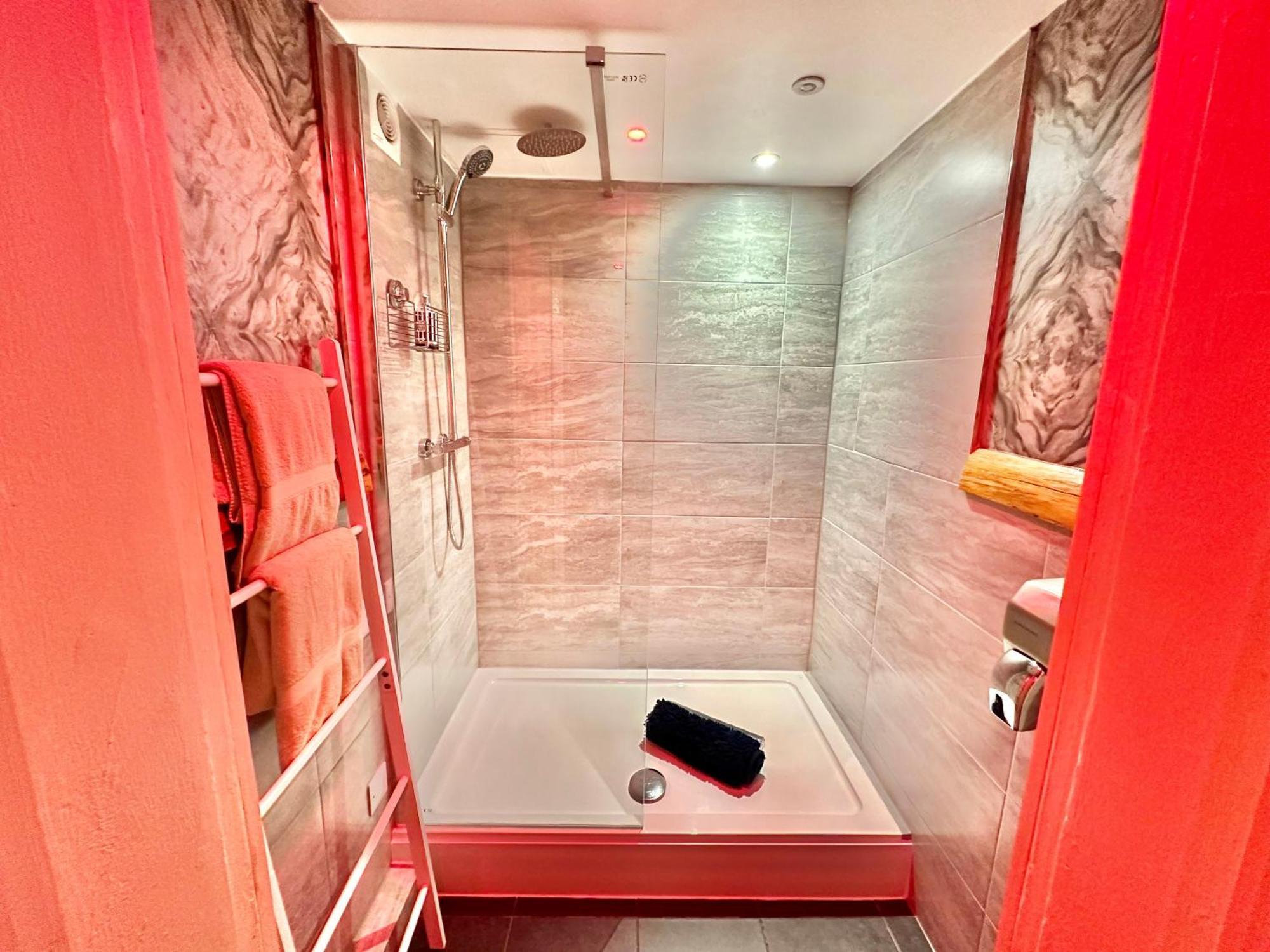 Beyond - Romantic Basement Apartment - Close To Beach - With Parking 본머스 외부 사진