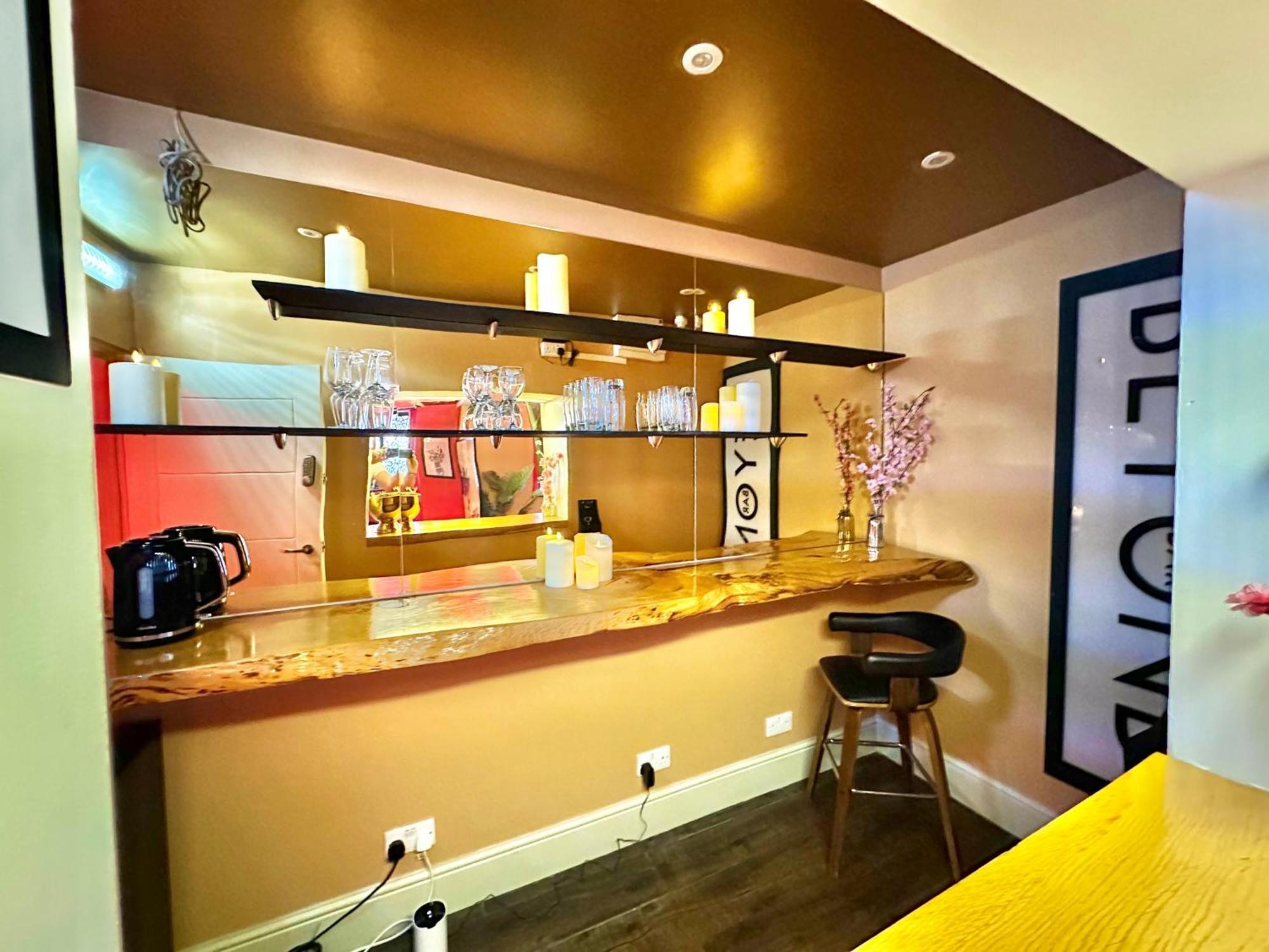 Beyond - Romantic Basement Apartment - Close To Beach - With Parking 본머스 외부 사진
