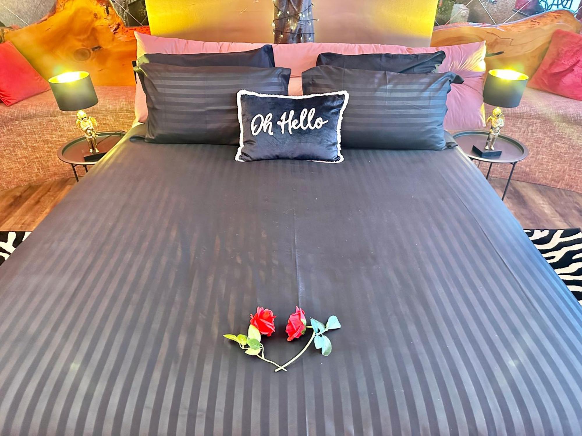Beyond - Romantic Basement Apartment - Close To Beach - With Parking 본머스 외부 사진