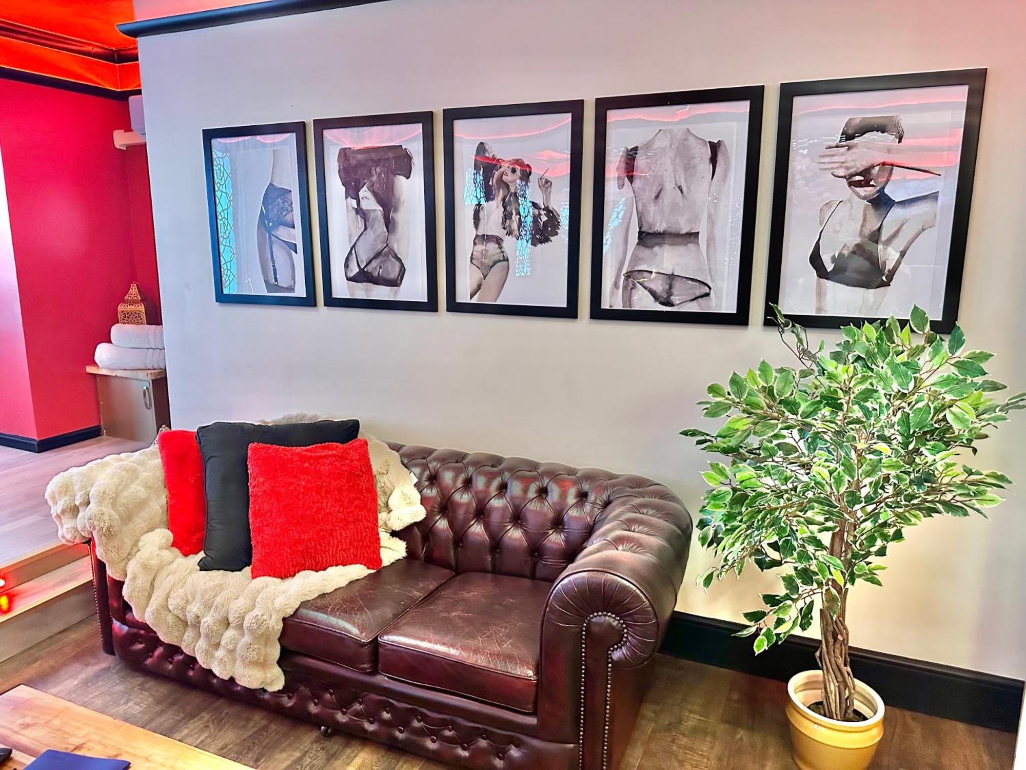 Beyond - Romantic Basement Apartment - Close To Beach - With Parking 본머스 외부 사진