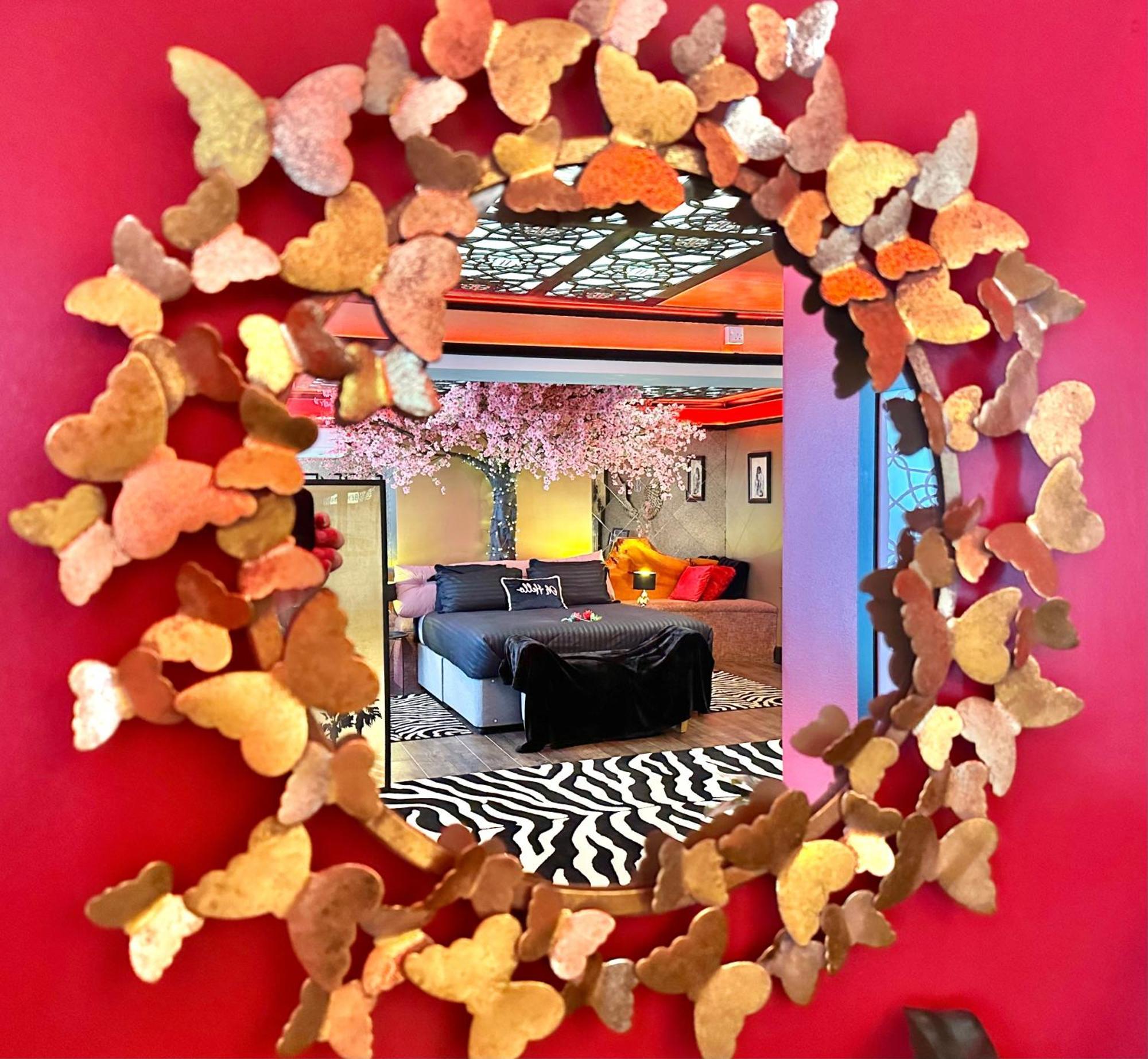 Beyond - Romantic Basement Apartment - Close To Beach - With Parking 본머스 외부 사진