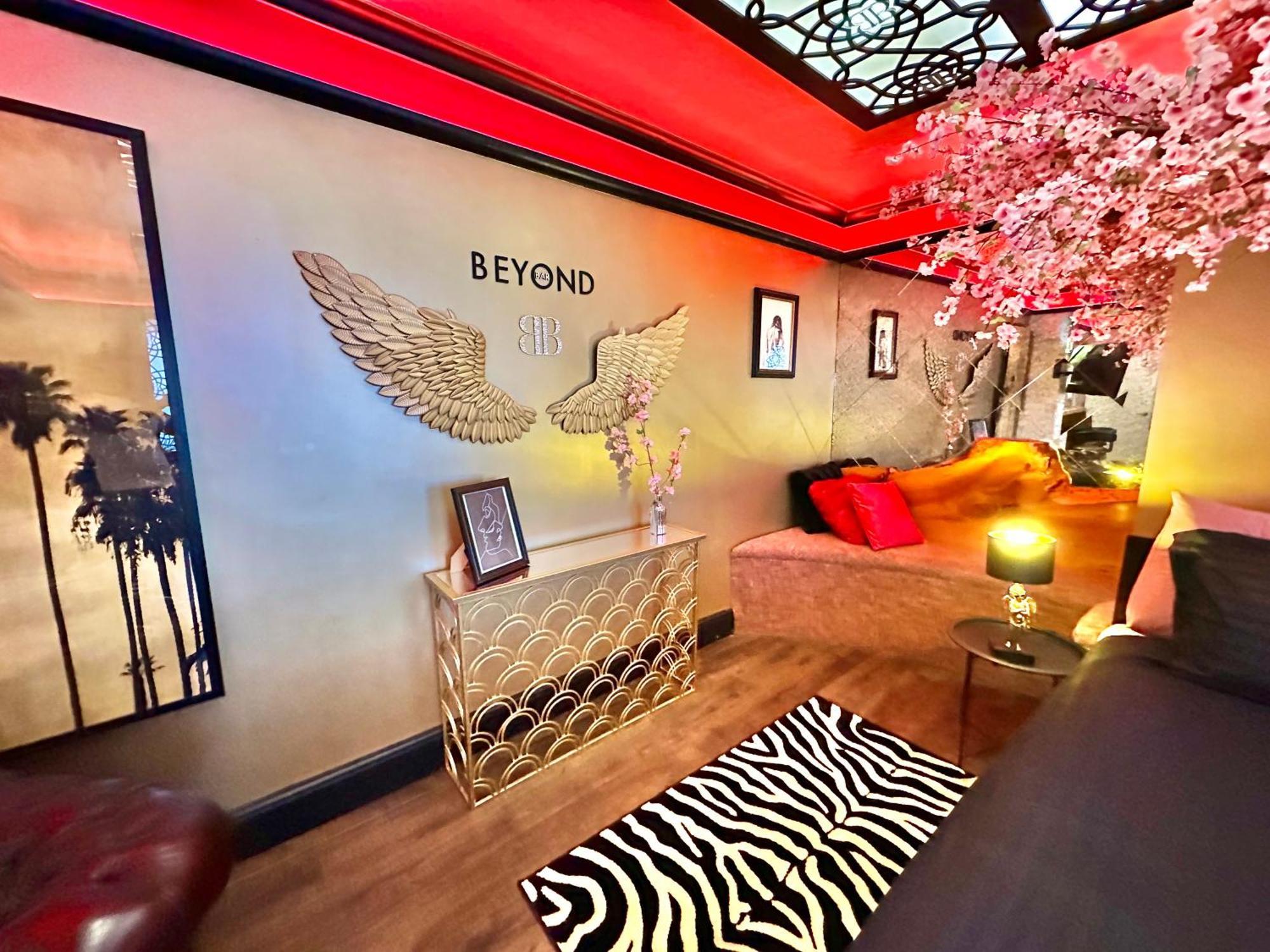 Beyond - Romantic Basement Apartment - Close To Beach - With Parking 본머스 외부 사진