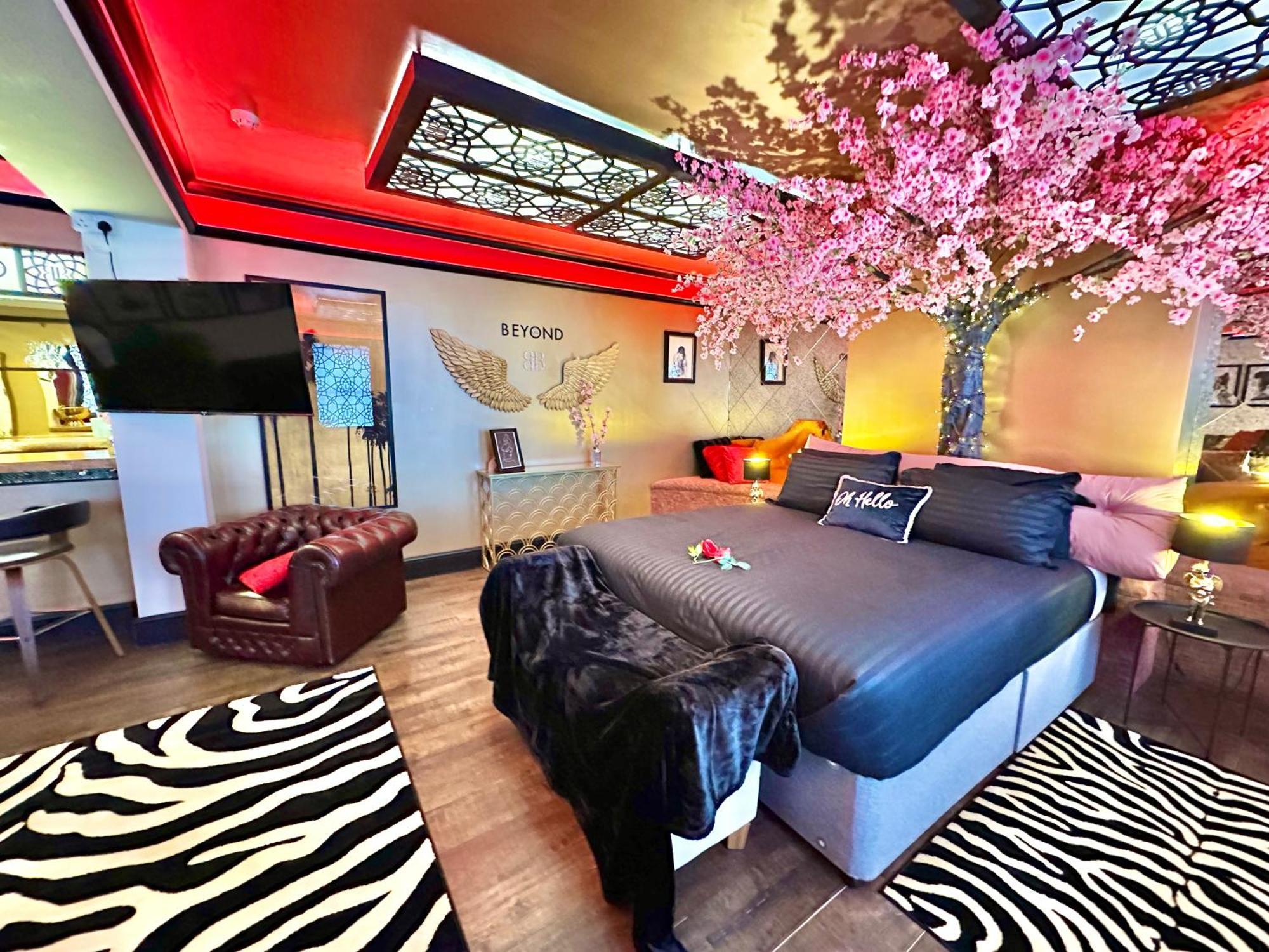 Beyond - Romantic Basement Apartment - Close To Beach - With Parking 본머스 외부 사진