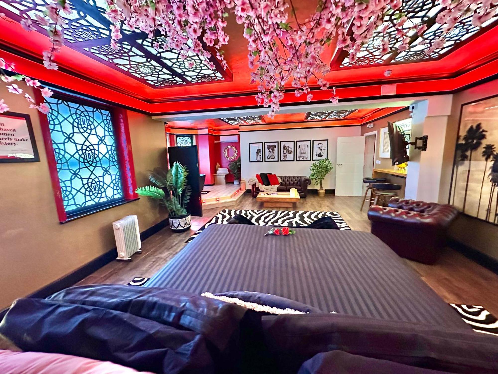 Beyond - Romantic Basement Apartment - Close To Beach - With Parking 본머스 외부 사진