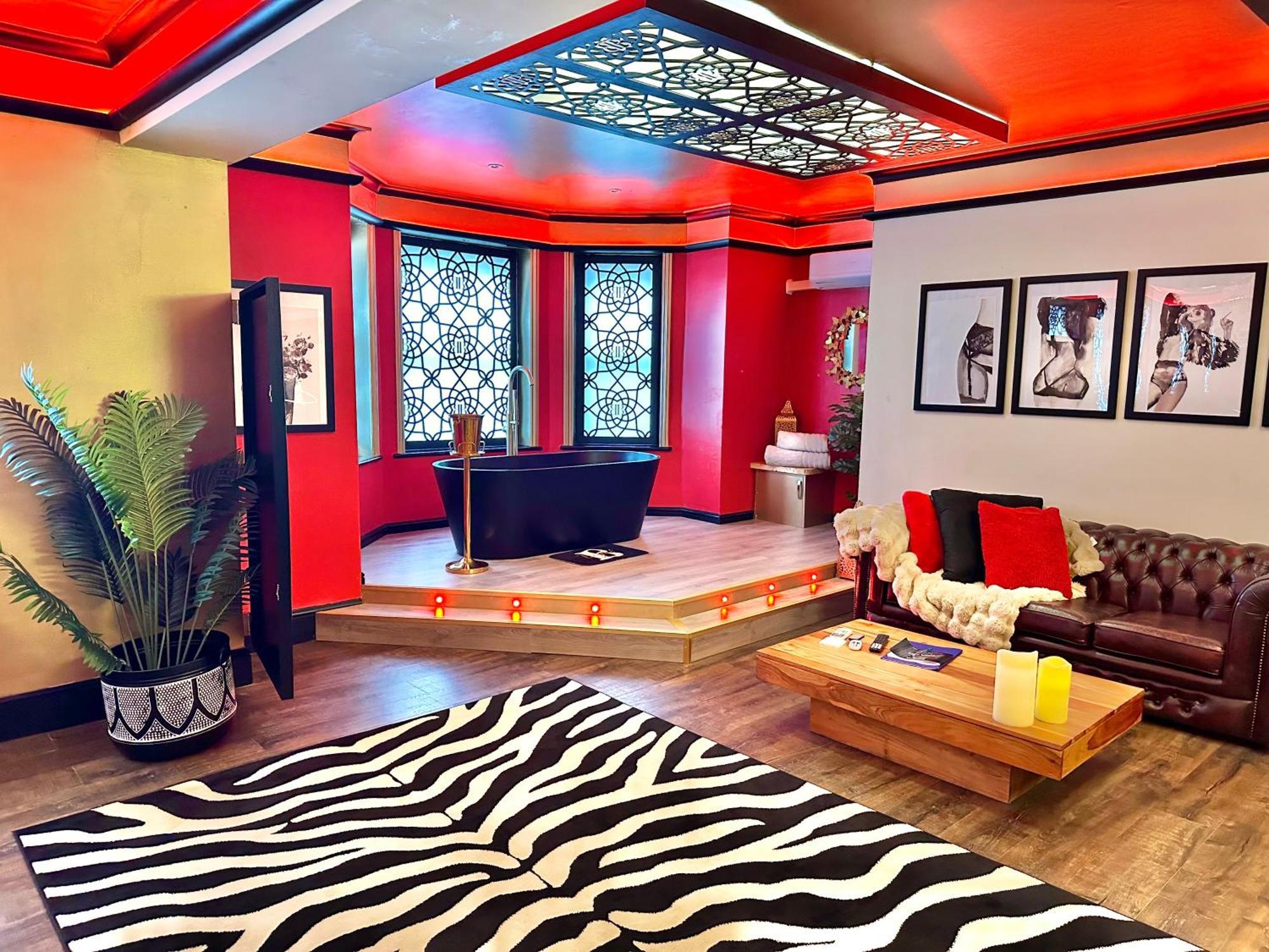 Beyond - Romantic Basement Apartment - Close To Beach - With Parking 본머스 외부 사진