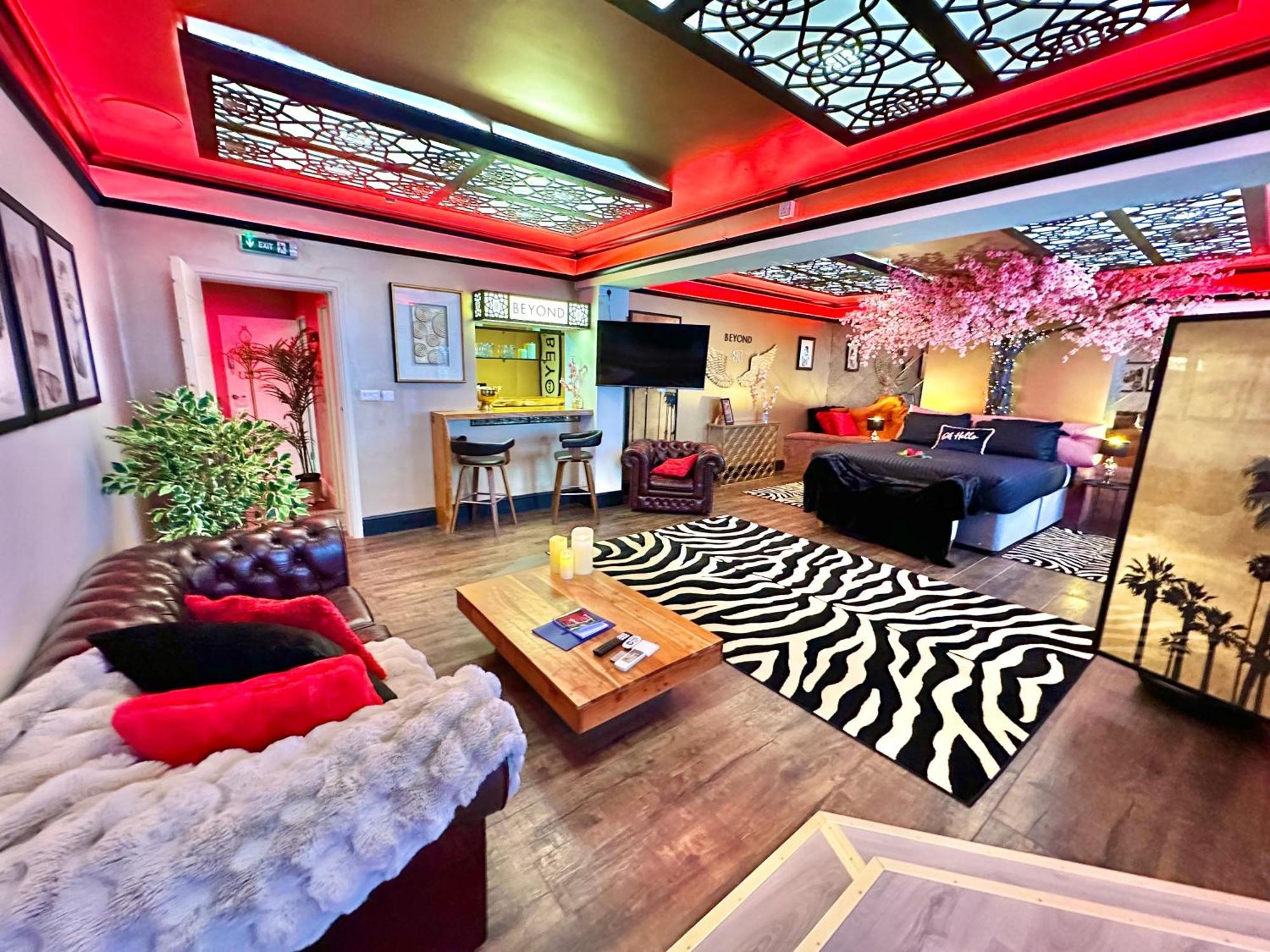 Beyond - Romantic Basement Apartment - Close To Beach - With Parking 본머스 외부 사진
