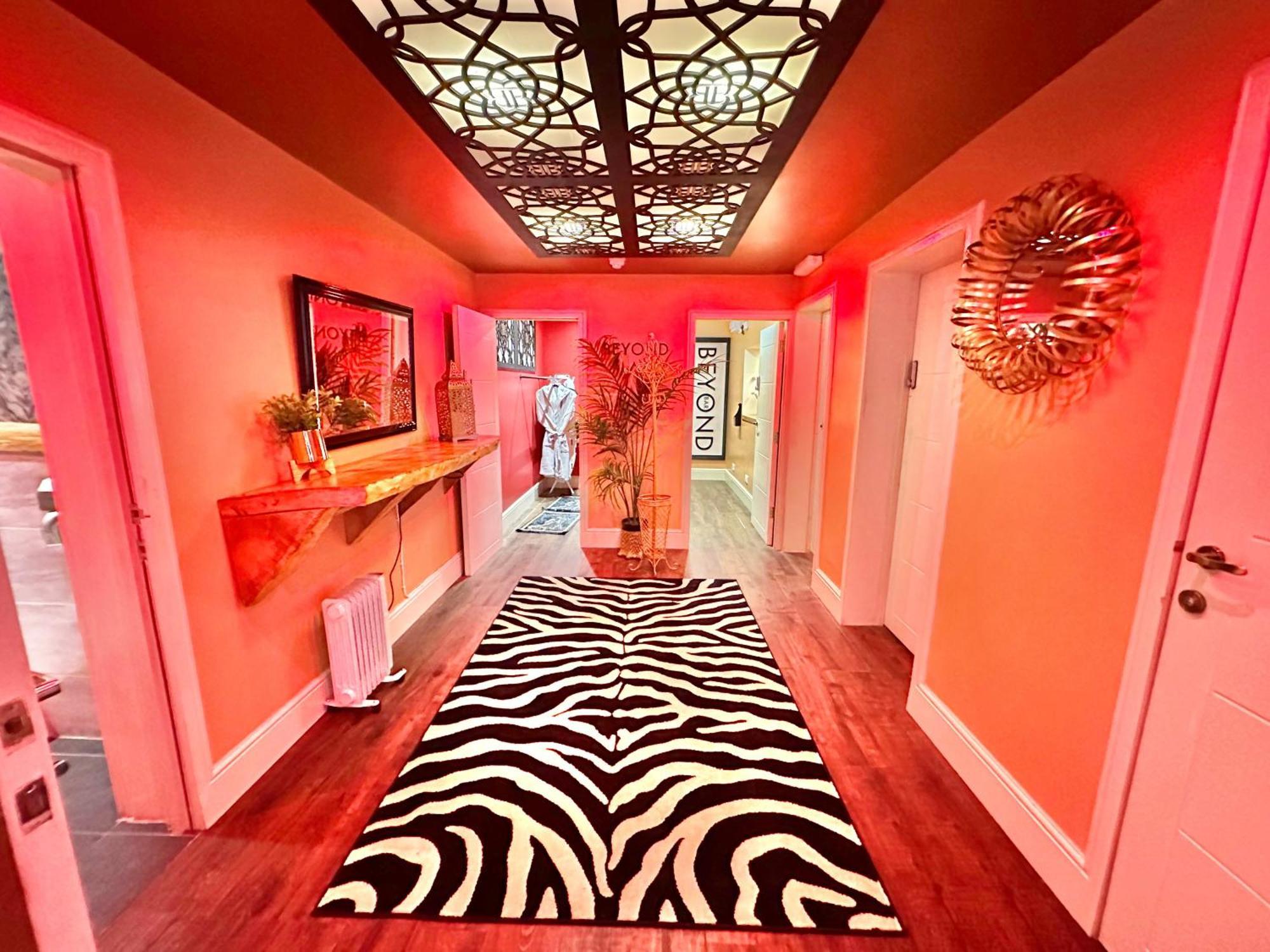Beyond - Romantic Basement Apartment - Close To Beach - With Parking 본머스 외부 사진