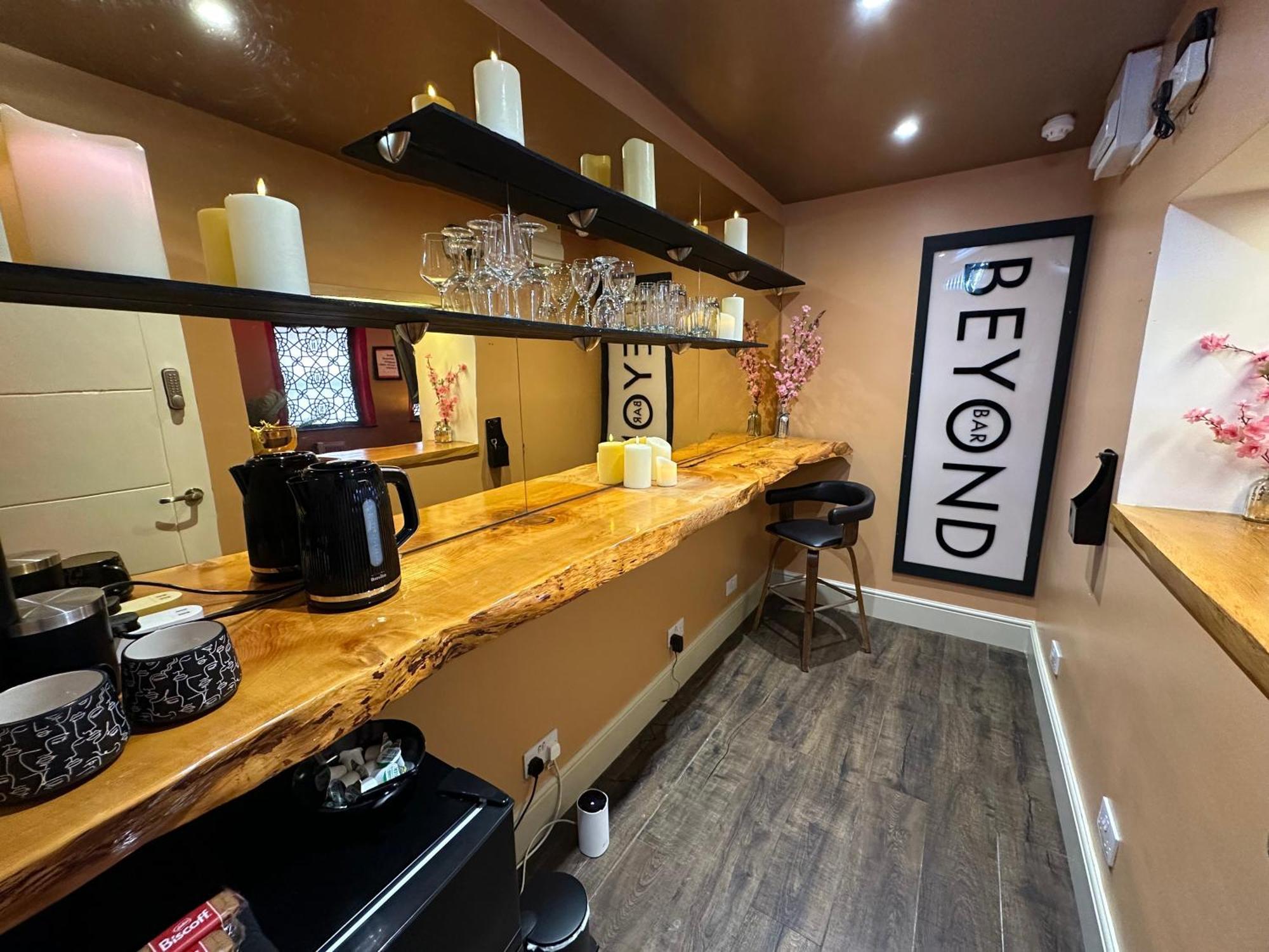 Beyond - Romantic Basement Apartment - Close To Beach - With Parking 본머스 외부 사진