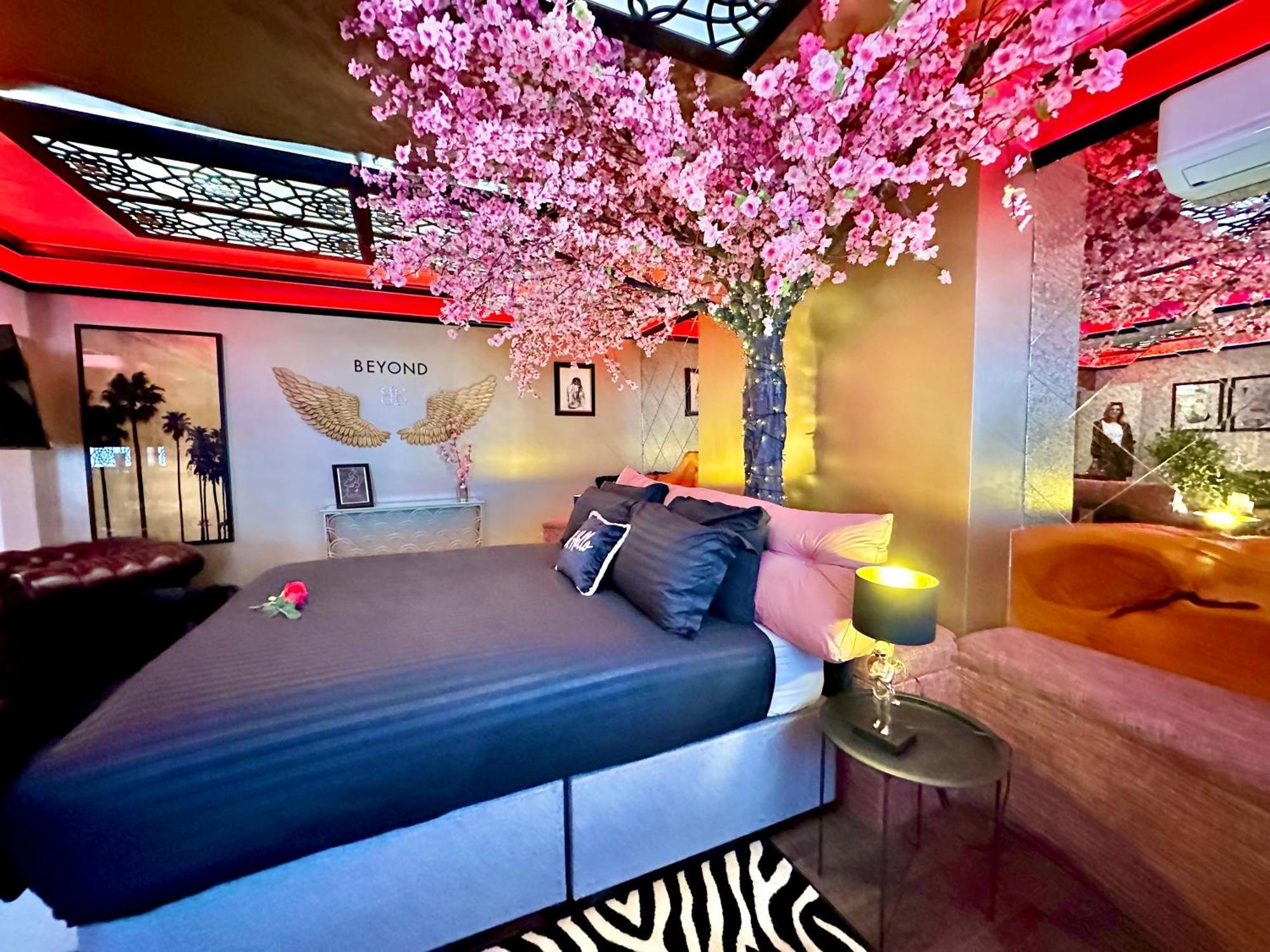 Beyond - Romantic Basement Apartment - Close To Beach - With Parking 본머스 외부 사진