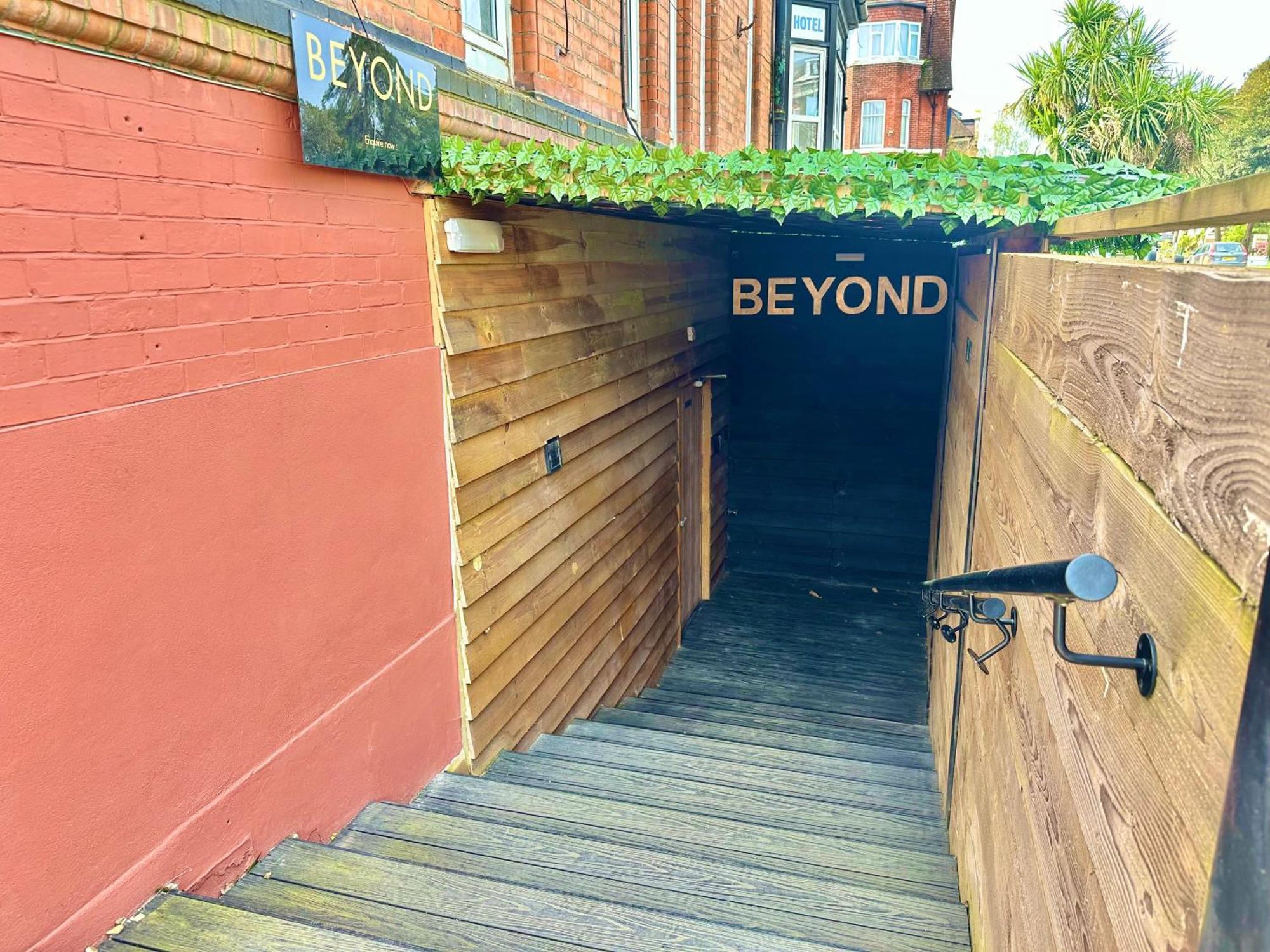 Beyond - Romantic Basement Apartment - Close To Beach - With Parking 본머스 외부 사진