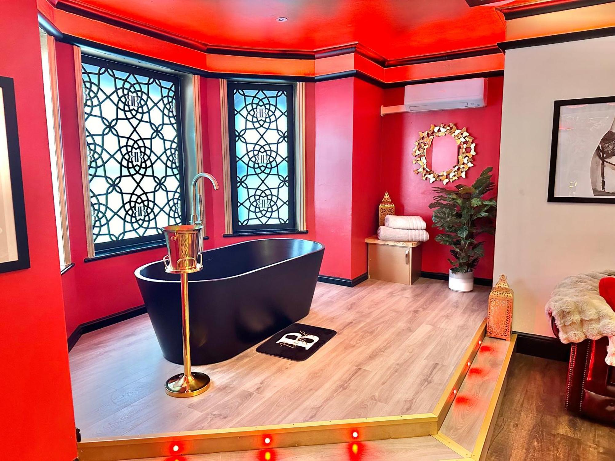 Beyond - Romantic Basement Apartment - Close To Beach - With Parking 본머스 외부 사진