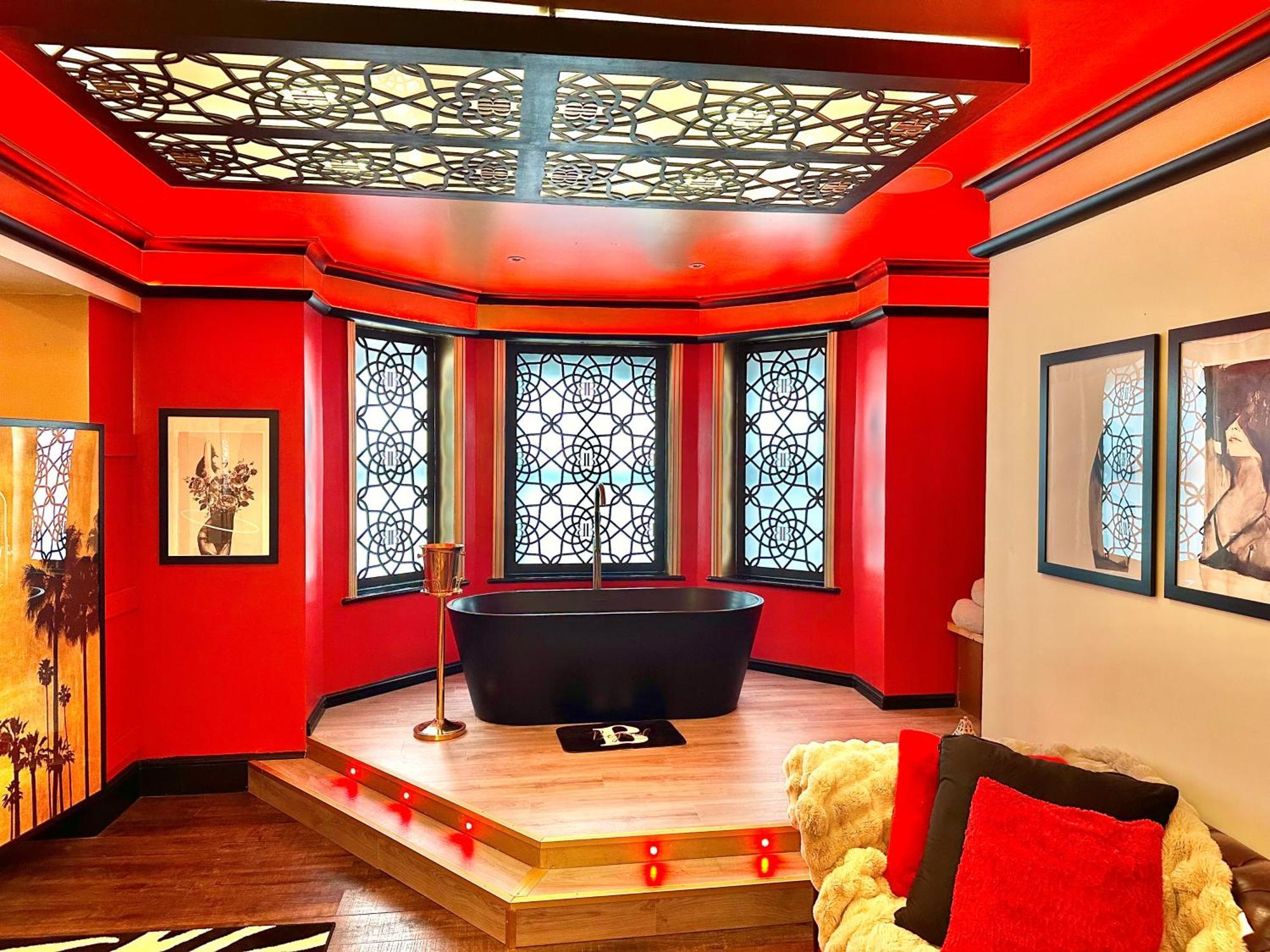 Beyond - Romantic Basement Apartment - Close To Beach - With Parking 본머스 외부 사진