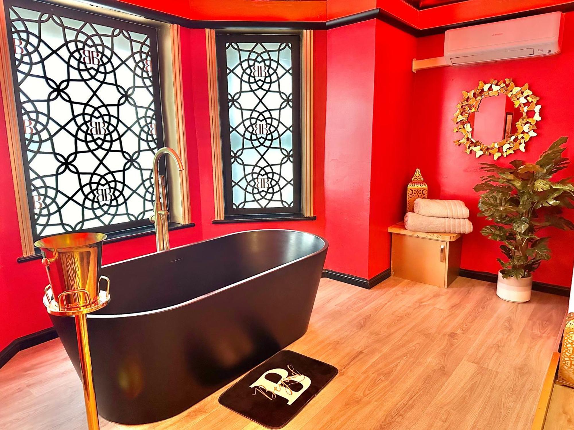 Beyond - Romantic Basement Apartment - Close To Beach - With Parking 본머스 외부 사진