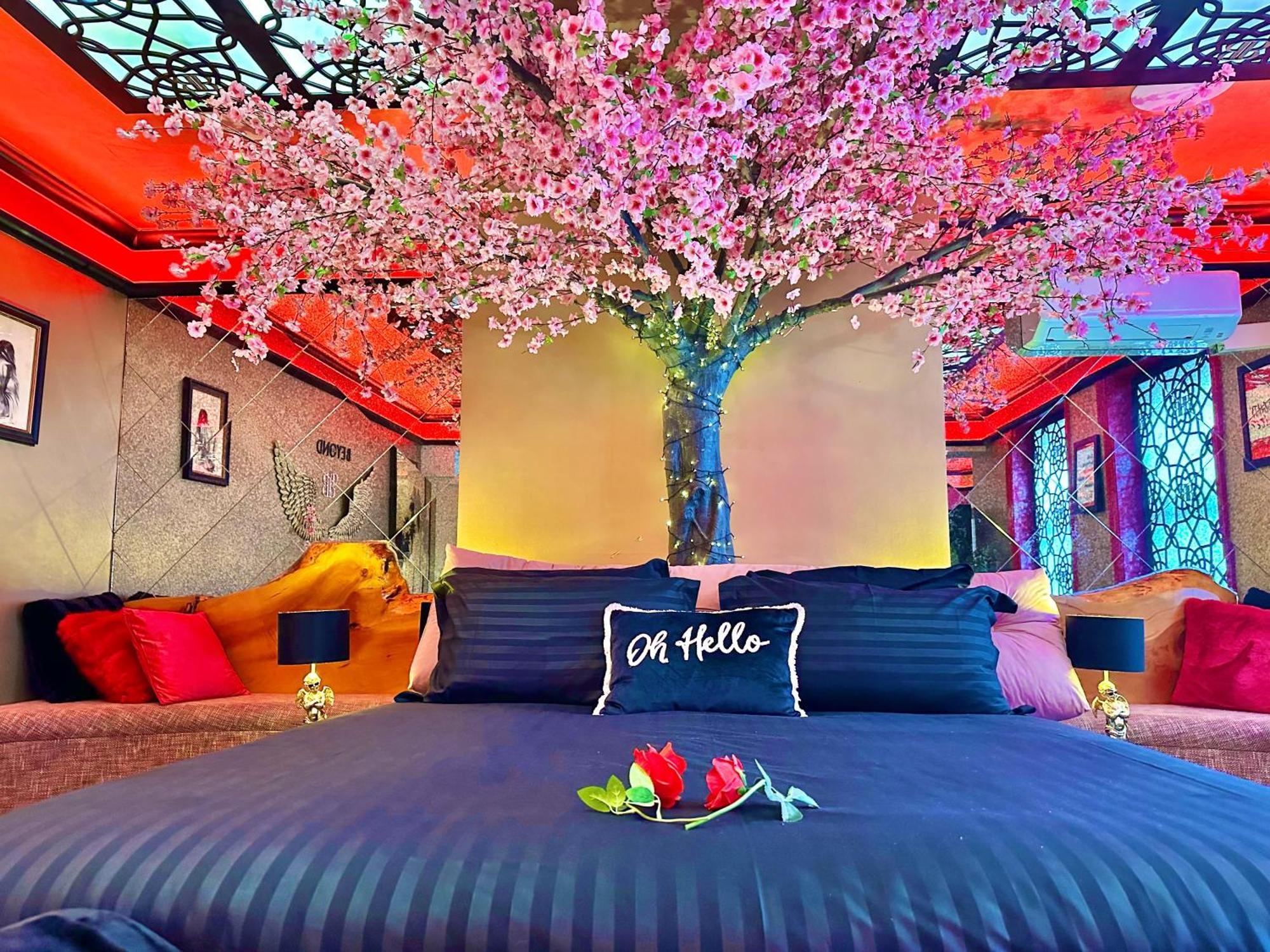 Beyond - Romantic Basement Apartment - Close To Beach - With Parking 본머스 외부 사진