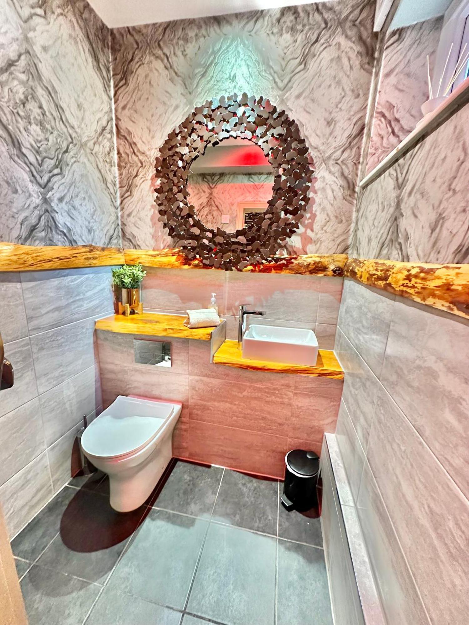Beyond - Romantic Basement Apartment - Close To Beach - With Parking 본머스 외부 사진