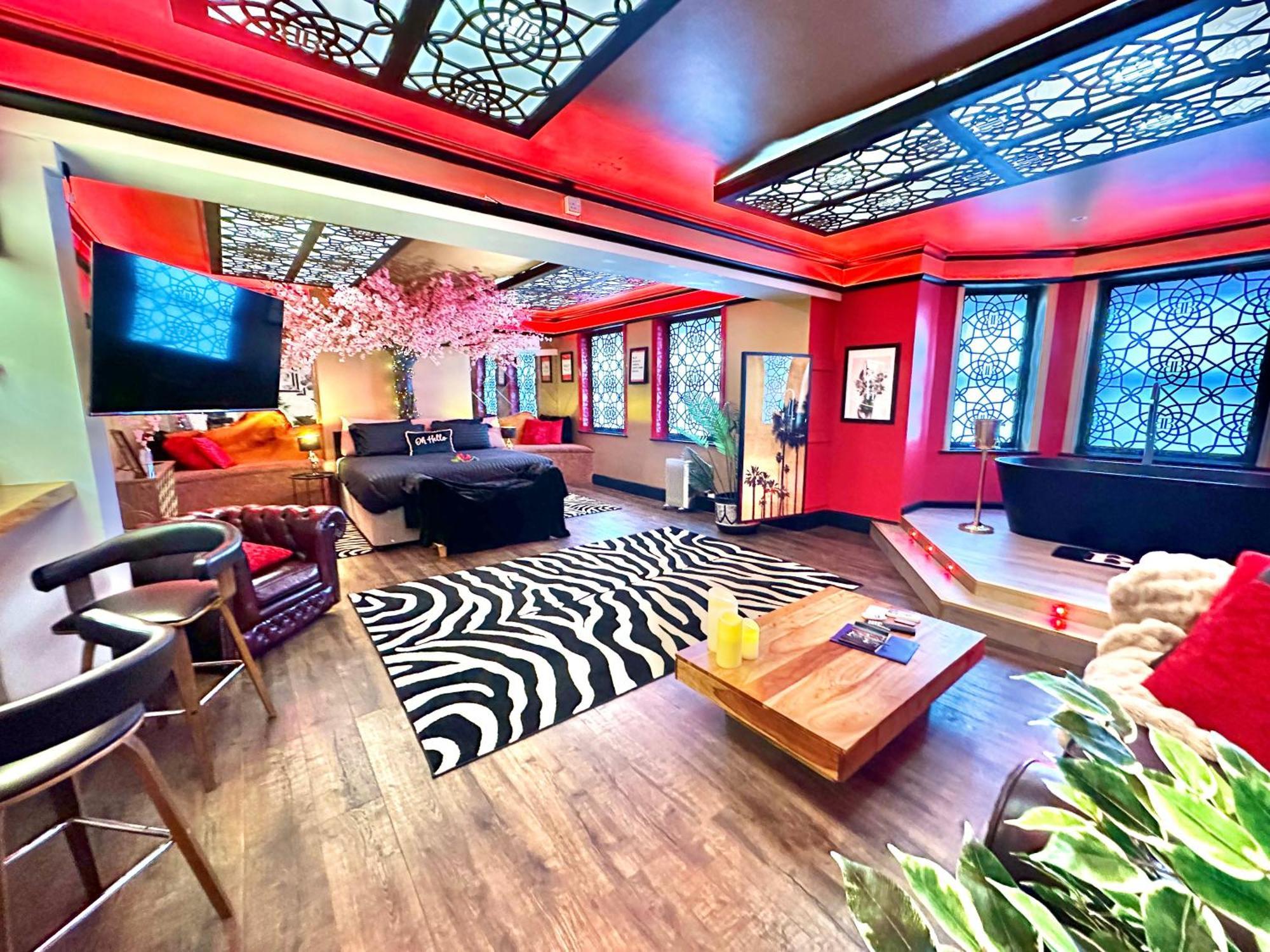 Beyond - Romantic Basement Apartment - Close To Beach - With Parking 본머스 외부 사진