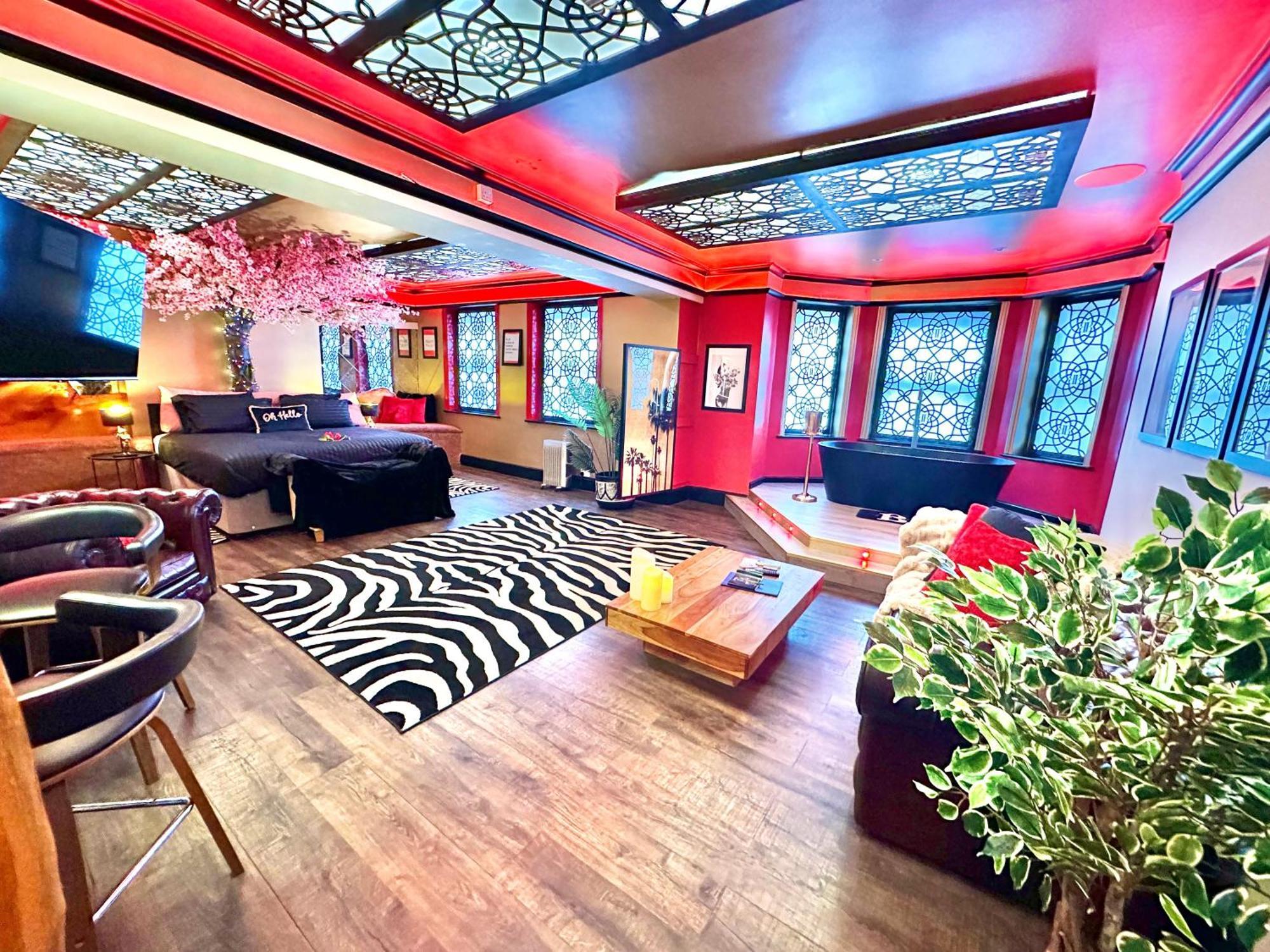 Beyond - Romantic Basement Apartment - Close To Beach - With Parking 본머스 외부 사진