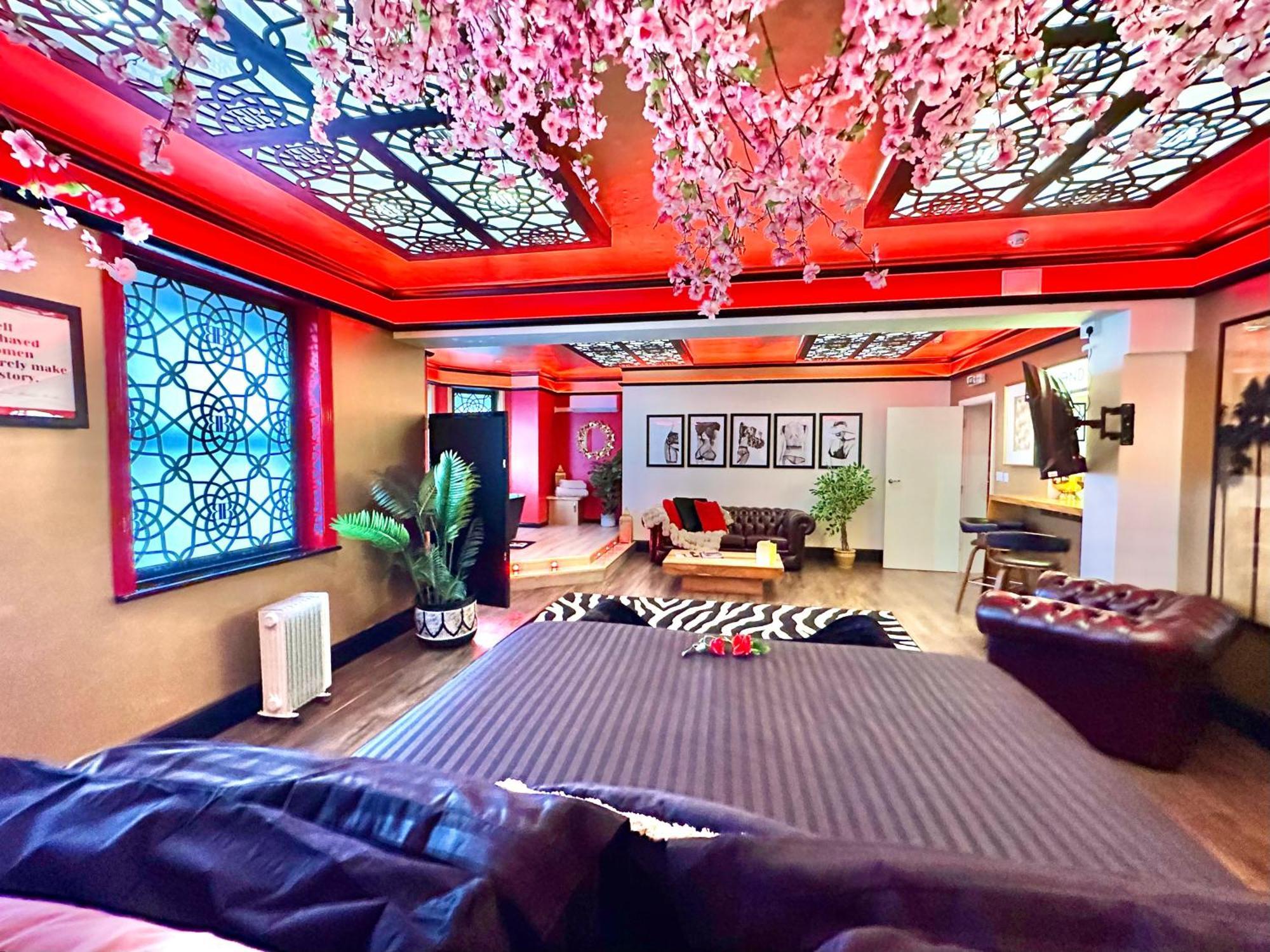 Beyond - Romantic Basement Apartment - Close To Beach - With Parking 본머스 외부 사진