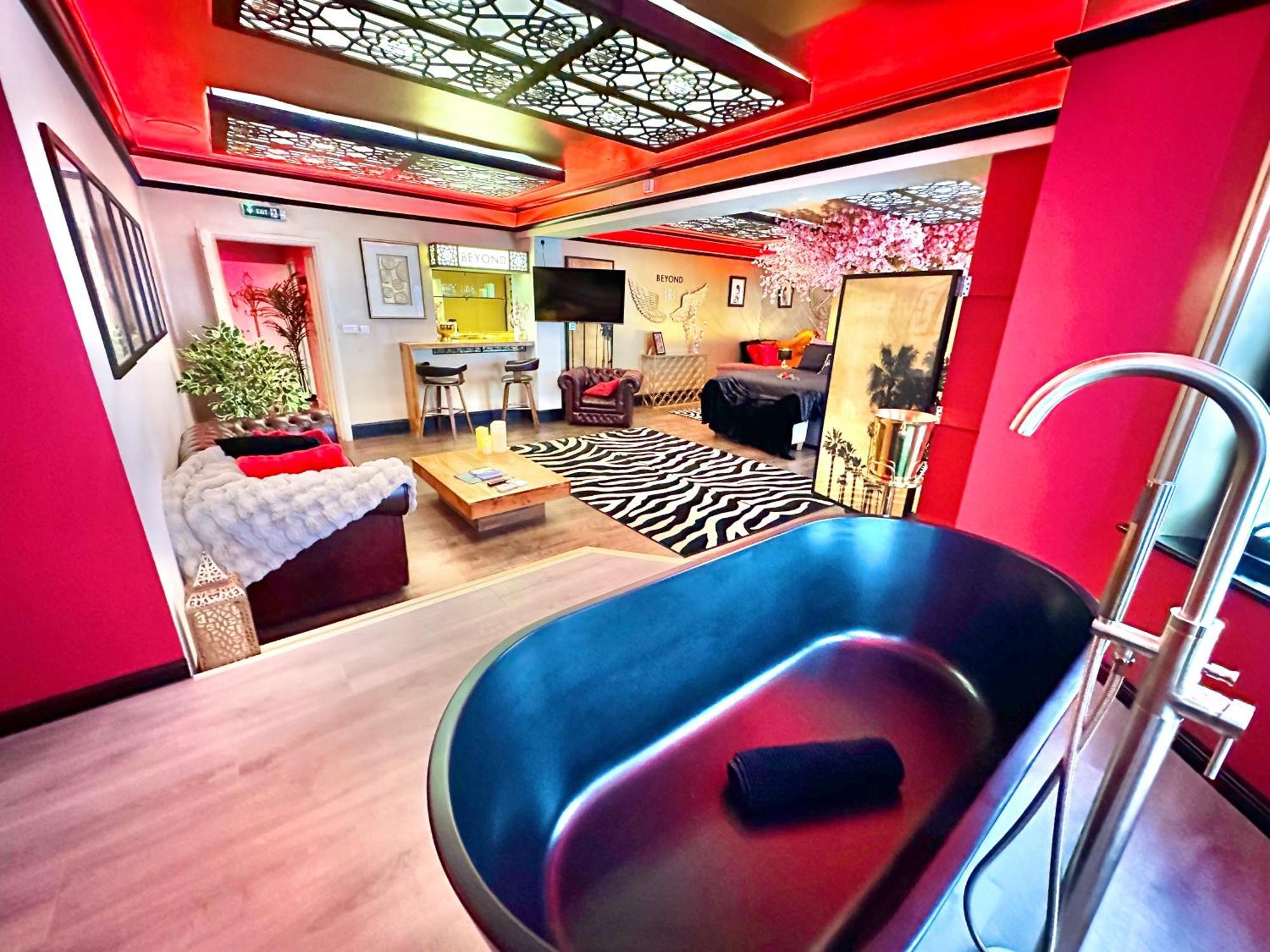 Beyond - Romantic Basement Apartment - Close To Beach - With Parking 본머스 외부 사진