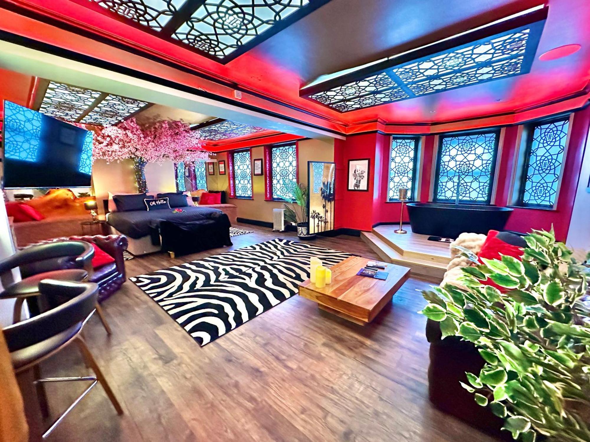 Beyond - Romantic Basement Apartment - Close To Beach - With Parking 본머스 외부 사진