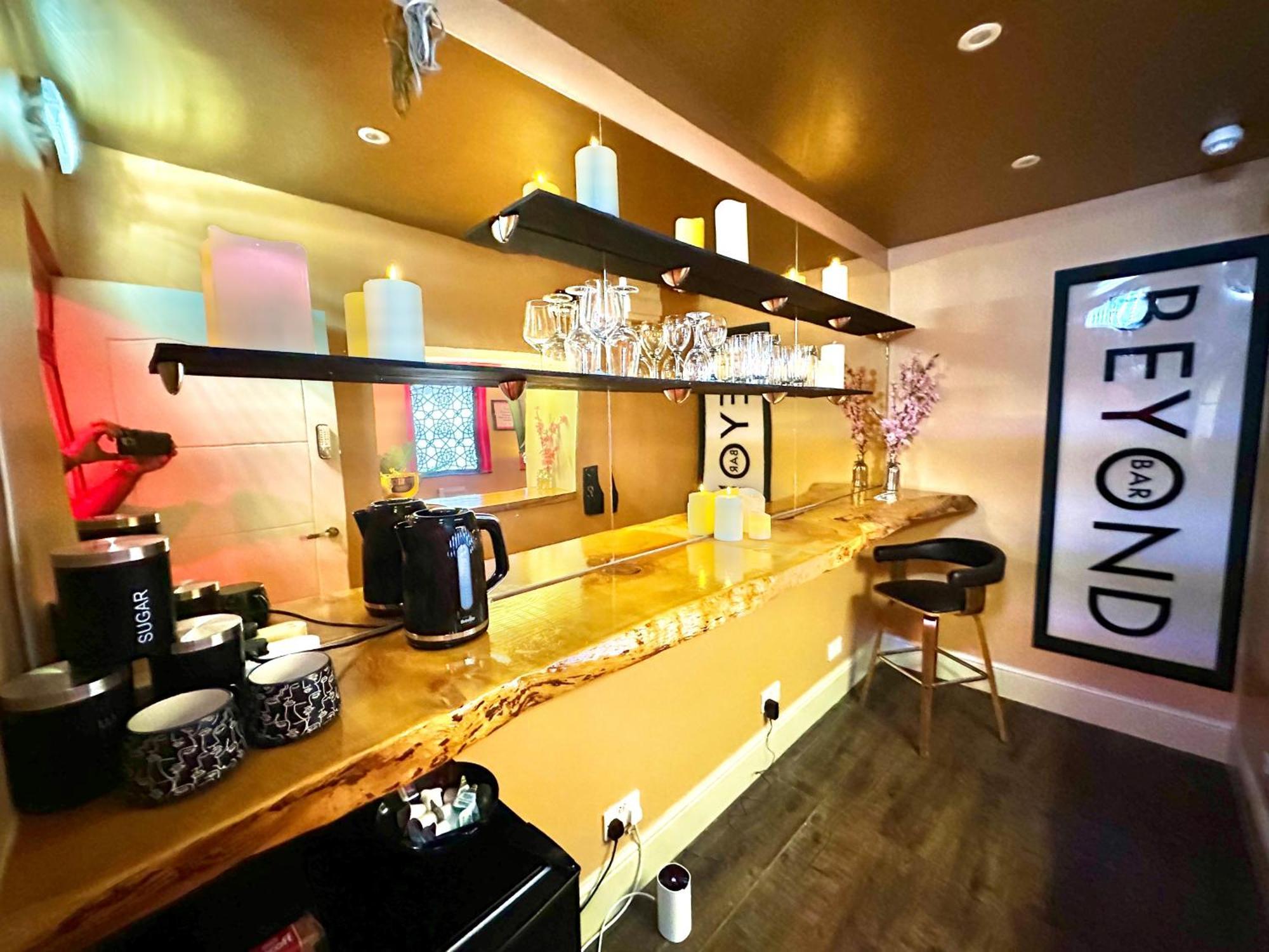 Beyond - Romantic Basement Apartment - Close To Beach - With Parking 본머스 외부 사진