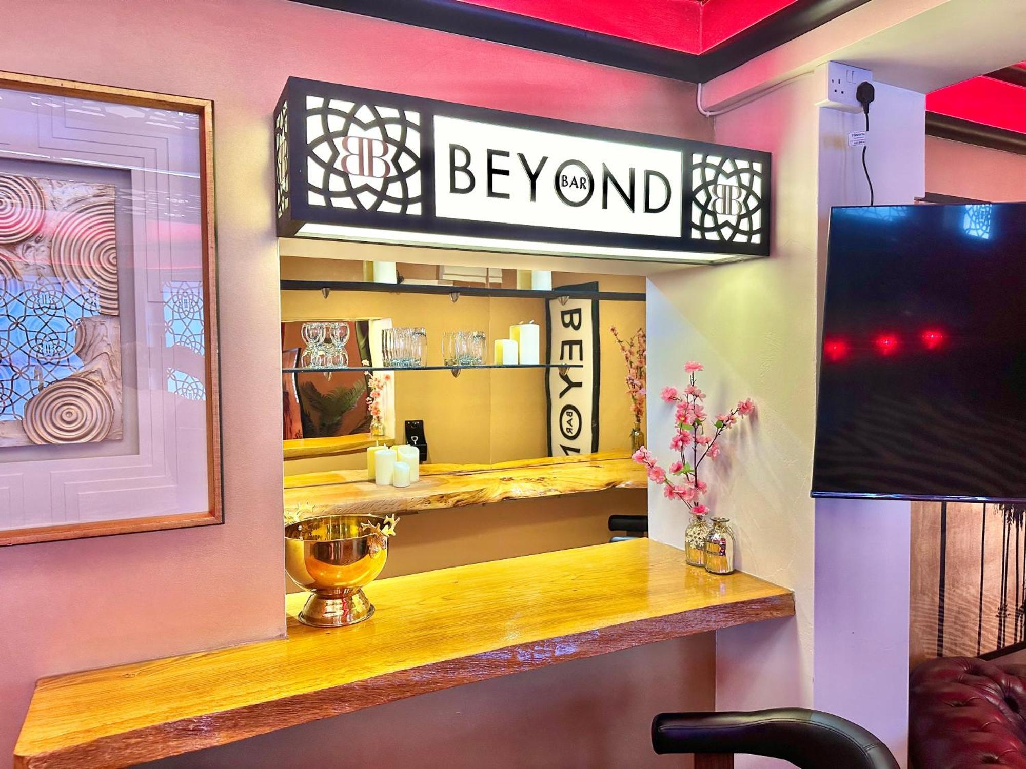 Beyond - Romantic Basement Apartment - Close To Beach - With Parking 본머스 외부 사진