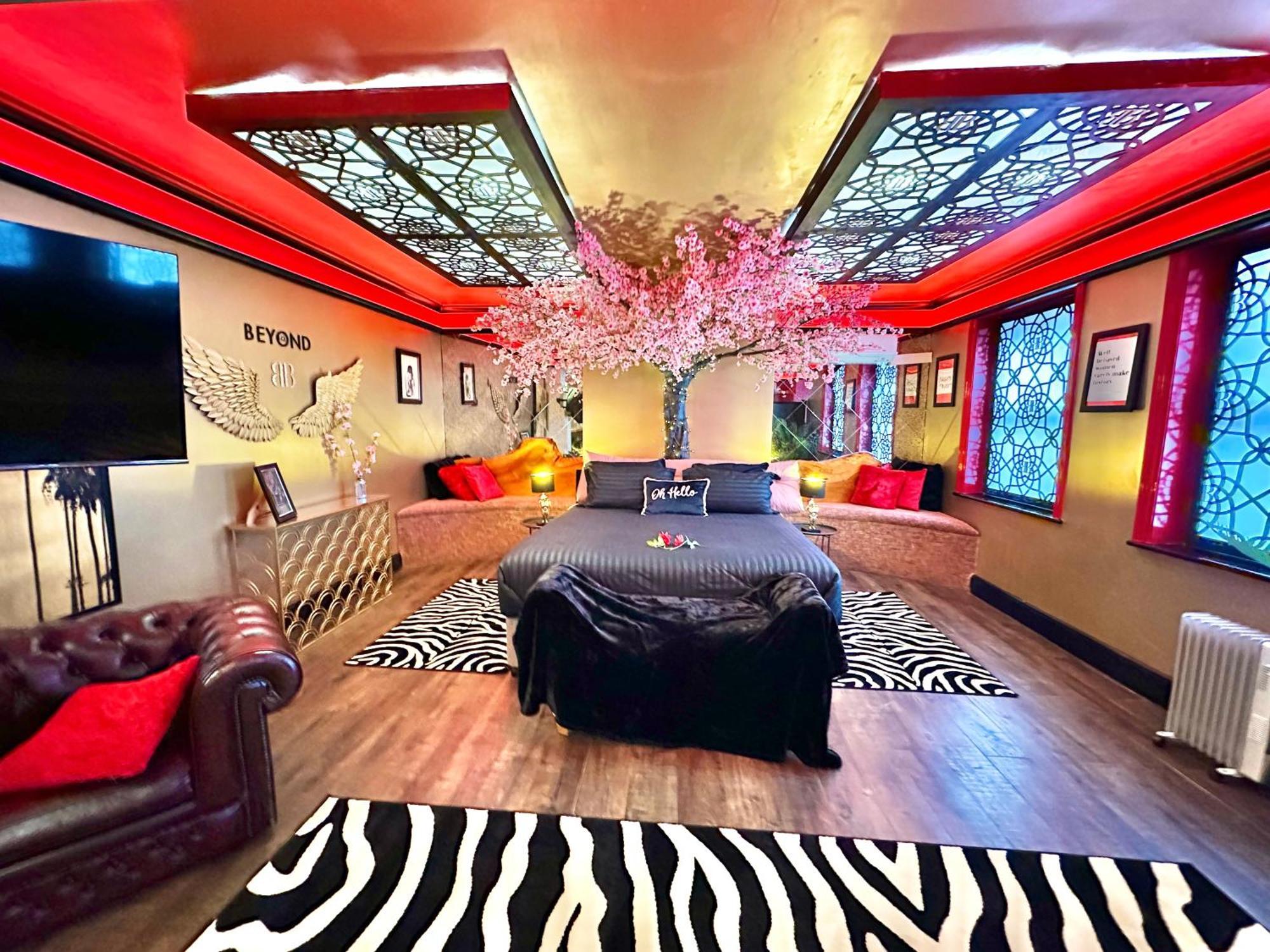 Beyond - Romantic Basement Apartment - Close To Beach - With Parking 본머스 외부 사진