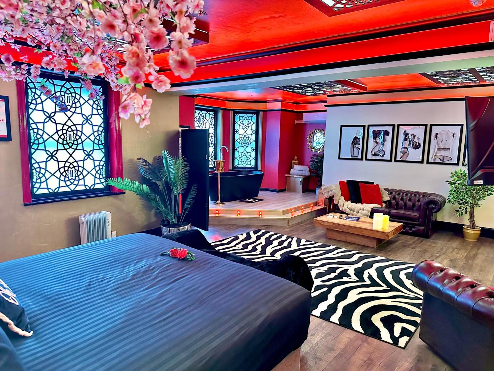Beyond - Romantic Basement Apartment - Close To Beach - With Parking 본머스 외부 사진